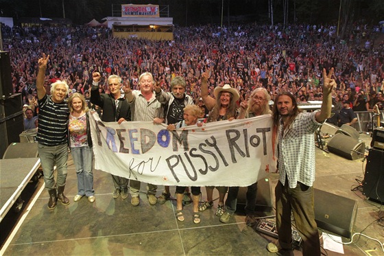 Podpora vznným Pussy Riot od Open Air Music Festivalu Trutnov 2012 - zleva