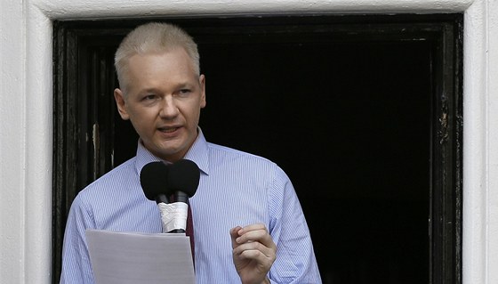 Julian Assange p�edná�í své prohlá�ení na balkon� ekvádorské ambasády v...