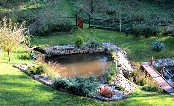 Čtenář si splnil sen a vybudoval si na zahradě velká "přírodní akvária". 