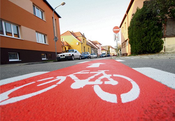 Pruh pro cyklisty bude mít cihlově červenou barvu a bude označen.