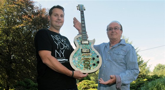Výrobce kytar Martin Švehla z Třebíče (vlevo) přivezl novou kytaru k Petru