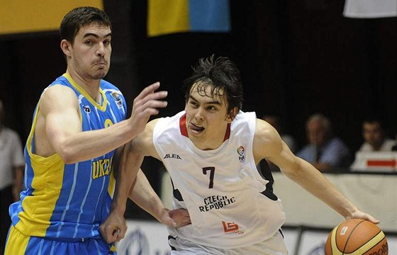 Dmytro Gliebov (vlevo) z Ukrajiny a eský basketbalista Tomá Satoranský v