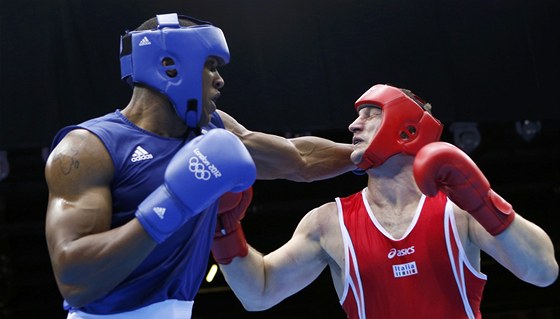 Britský boxer Anthony Joshua (vlevo) bojuje ve finále olympijských her ve váze