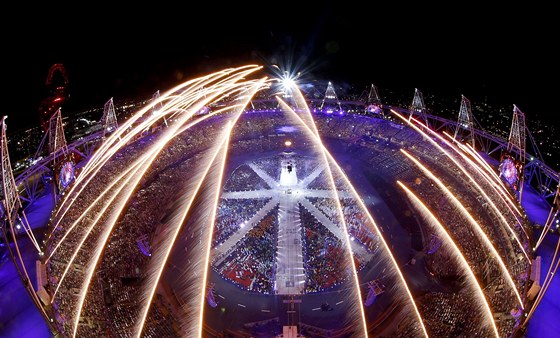 BLESKY NAD LONDNEM. Svteln show nad Olympijskm stadionem v Londn bhem