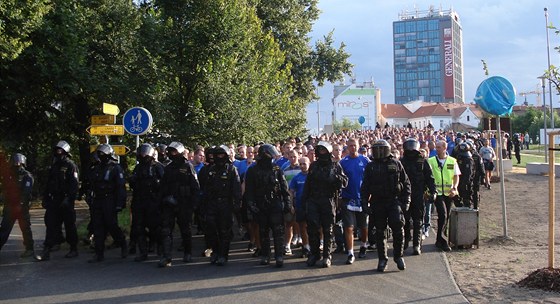 Na bezpenost asi tí stovek izraelských fanouk dohlédnou policisté z poádkové jednotky. (Ilustraní snímek)