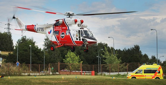 Jednoho zraněného muže přepravil do nemocnice vrtulník, druhého vezla sanita. Ilustrační foto