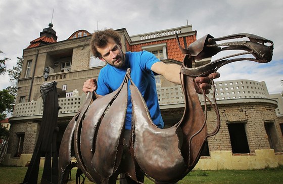 Umělecký kovář Ludovít Strela se sochou velblouda, kterou si u něj objednalo...