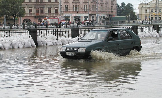Denisovo nábřeží v Plzni bylo pod vodou. Rozlitou řeku Radbuzu nezadržely ani...