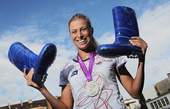 Tenistka Andrea Hlaváková, která v Londýn vybojovala stíbro, prodala v aukci olympijské holínky za 22 tisíc korun.