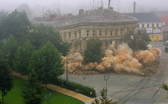 Dm U Zvonu v Plzni pokodila povode, 30. srpna 2002 ho pyrotechnici museli odstelit.