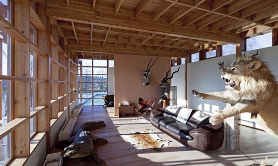 Relaxační prostor v horním patře s krásným výhledem do krajiny majitel využívá