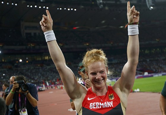 Německá kladivářka Betty Heidlerová se raduje z vymodleného bronzu.