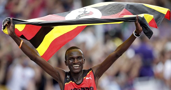 Ugandský vytrvalec Stephen Kiprotich se raduje z triumfu v olympijském maratonu.