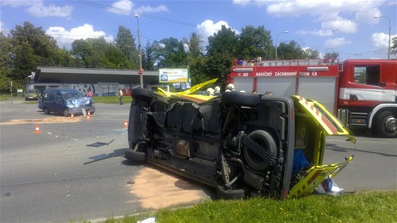 V eských Budjovicích se srazila houkající záchranka s fiatem, pt lidí muselo