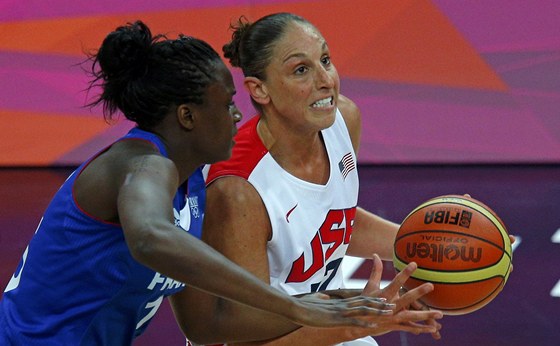 Americká basketbalistka Diana Taurasiová (s míem) proniká kolem Jennifer
