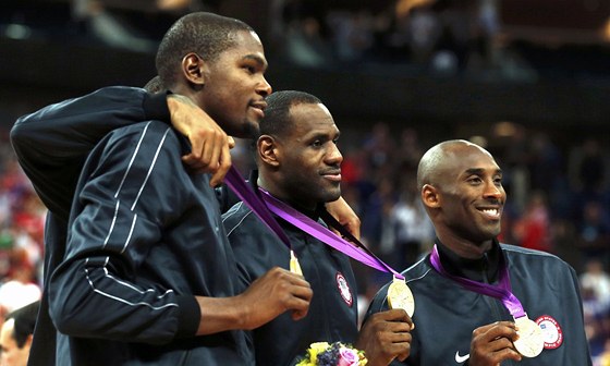 Mladý Kevin Durant (vlevo) s londýnským zlatem. Vedle nj hvzdy LeBron James a Kobe Bryant.