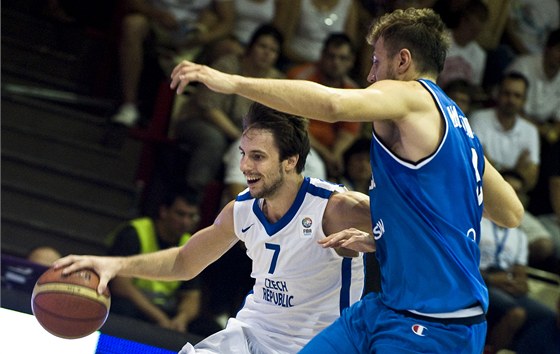 eský basketbalista Vojtch Hruban se prodírá italskou defenzivou.