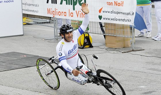 Alex Zanardi na svém handbiku po výhe v maratonu Sant'Antonio 2012