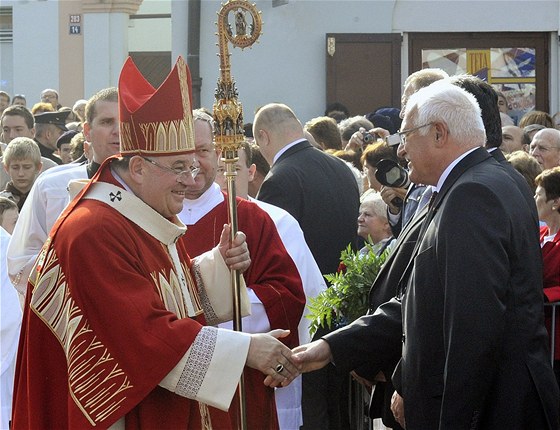 Arcibiskup Dominik Duka (vlevo) vítá prezidenta Václava Klause na Národní