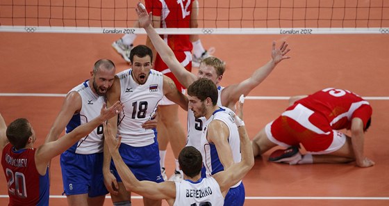 RUSKÁ RADOST. Volejbalisté Ruska se radují z bodu v semifinále proti Bulharsku.