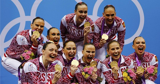 MÁME ZLATO! Ruské akvabely pózují se zlatými medailemi krátce po svém vítzství.