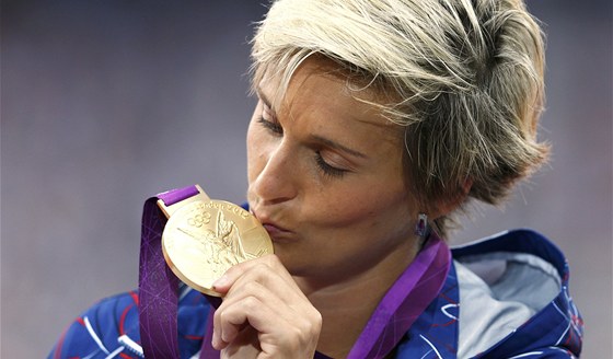 Oštěpařka Barbora Špotáková by mohla k zlaté olympijské medaili přidat další vyrobenou v České mincovně.