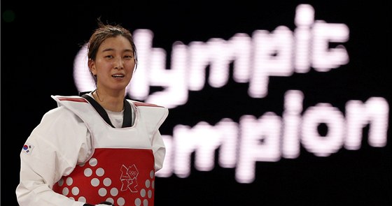 OLYMPIJSKÁ AMPIONKA. Korejka Hwang Kjong-son obhájila v Londýn v taekwondu v