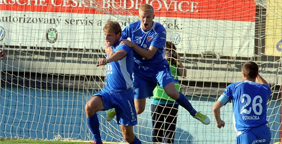 OSTRAVSKÁ RADOST. Takhle se v loském zápase radoval Michal Frydrych (ve výskoku) se spoluhrái ze vsteleného gólu. V letoní sezon Baník porazil jen Mladou Boleslav, Brno a Liberec.