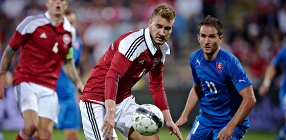 SOUBOJ ÚTOČNÍKŮ. Dánský Nicklas Bendtner (vlevo) proti Marku Bakošovi, střelci
