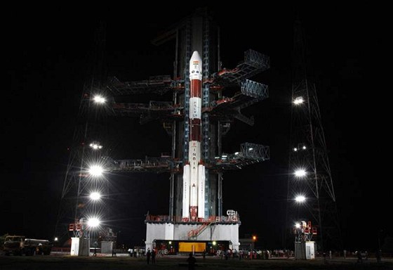 Indická raketa PSLV-C11- v pedveer startu k Msíci