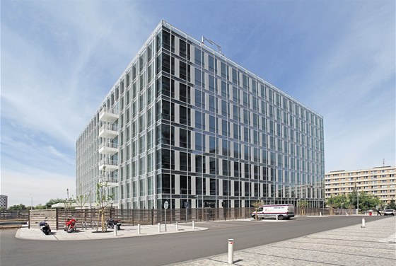 Osmipodlaní budovu navrhlo architektonické studio Richard Meier & Partners z