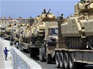 Konvoj s tanky egyptské armády u hraniního pechodu Rafáh (10. srpna 2012)