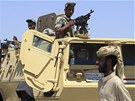 Transportéry egyptské armády u hraniního pechodu Rafáh (10. srpna 2012)