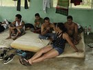 Migranti z Kuby a Bangladée v panamském mst Meteti