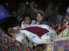 Obyvatelé íránského msta Varzakán se choulí v zim po zemtesení, které je