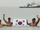 Skupina jihokorejských plavc na startu své cesty k souostroví Tokdo ili