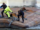 Po opadnutí vody leela odstelená lo pod dínským mostem jet nkolik