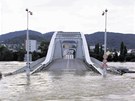 Benev most v Ústí nad Labem pi povodních v roce 2002