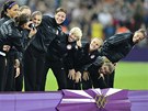 ÚSMV HOLKY. Americké fotbalistky si triumf na olympijských hrách uívaly....