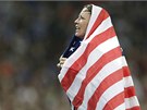 ZABALENÁ VLAJKOU. Americká fotbalistka Abby Wambachová slaví triumf na...