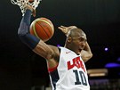 HVZDA SMEUJE. Americký basketbalista Kobe Bryant smeuje do koe bhem finále