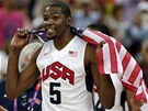 HVZDA ZAHALENÁ DO HVZD. Americký basketbalista Kevin Durant slaví olympijské...