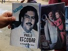 Mladíci v Medellínu ukazují právě pořízená alba s Pablem Escobarem (8. srpna...