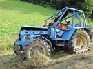 pevrácený traktor u Huslenek na Vsetínsku