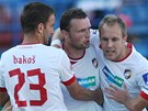 PLZESKÁ RADOST. Fotbalisté (zleva) Marek Bako, Frantiek evinský, Daniel