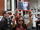 Protestující ped Ekvádorskou ambasádou v Londýn