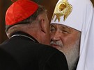 Patriarcha Kirill se zdraví s Kazimierzem Nyczem, arcibiskupem Varavy