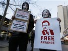 Za Assange orodují i protestující v australském Sydney