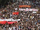 V ulicích cheng-tu na jihozápadu íny do ulic vyly stovky rozzuených lidí....