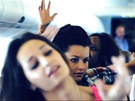 Yemi s tanení company pi flash mobu v letadle na turné s Kanye Westem